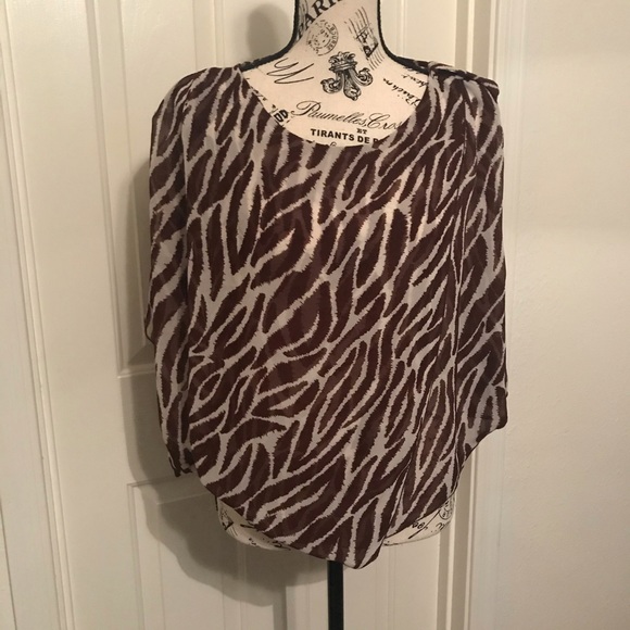 Beautiful sheer animal print top - Picture 4 of 4